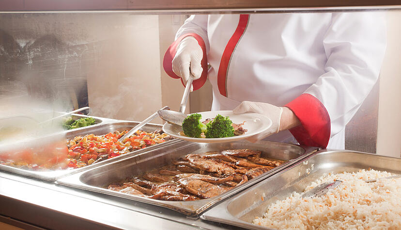 Die Konzepte in der Region unterscheiden sich: ob täglich frisch oder tiefgefroren, ob vor Ort oder in der Zentralküche. Kindergartenkinder, Schüler und Arbeitnehmer wollen versorgt werden.