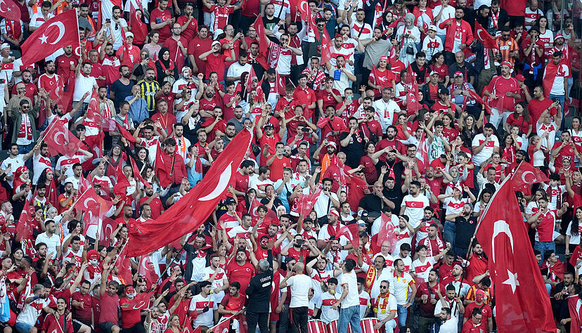 Die Fans der Türkei sorgen vor dem EM-Spiel für Stimmung. Die Fans der Türkei sorgen vor dem EM-Spiel für Stimmung.