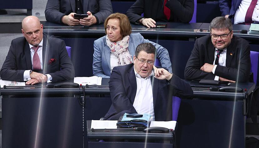 Michael Kaufmann (AfD - auf dem Foto ganz rechts) sitzt im Bundestag neben Fraktionskollegin Beatrix von Storch. (Archivfoto)
