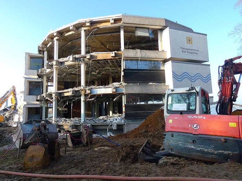 Etwas mehr als einen Monat sp&auml;ter, am 20. Februar 2026, hat auch der Abriss des Therapiezentrums neben dem Rappsodie-Hallenbad begonnen.