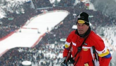 Als Rennleiter steht Toni Sailer 2003 an der Hahnenkamm-Abfahrt.