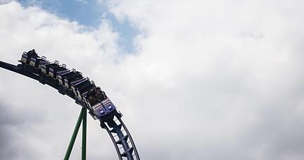Eine Achterbahn auf dem Stuttgarter Frühlingsfest im April 2017.