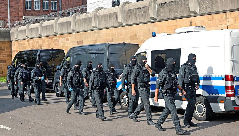 Drogen- und Dopingmittel sollen in die JVA Heilbronn geschmuggelt worden sein. Die Polizei durchsuchte. Drogen- und Dopingmittel sollen in die JVA Heilbronn geschmuggelt worden sein. Die Polizei durchsuchte.