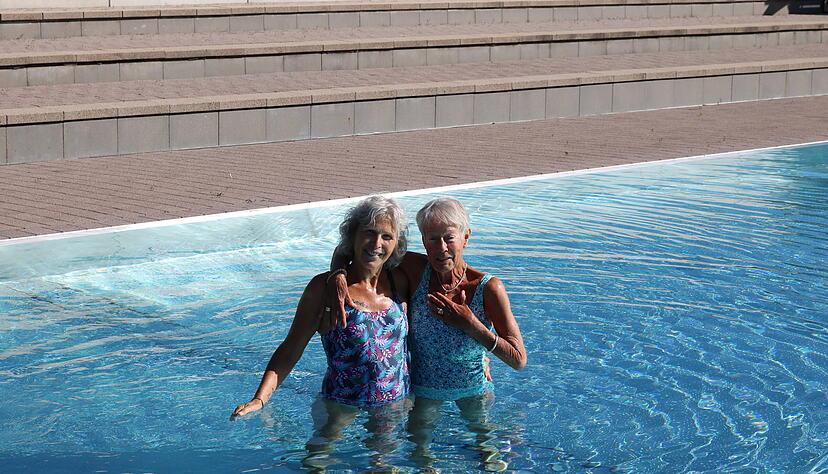 Die zwei Freundinnen Marina Schwarz (links) und Allen Storch gehen bei Wind und Wetter ins Freibad. Die zwei Freundinnen Marina Schwarz (links) und Allen Storch gehen bei Wind und Wetter ins Freibad.