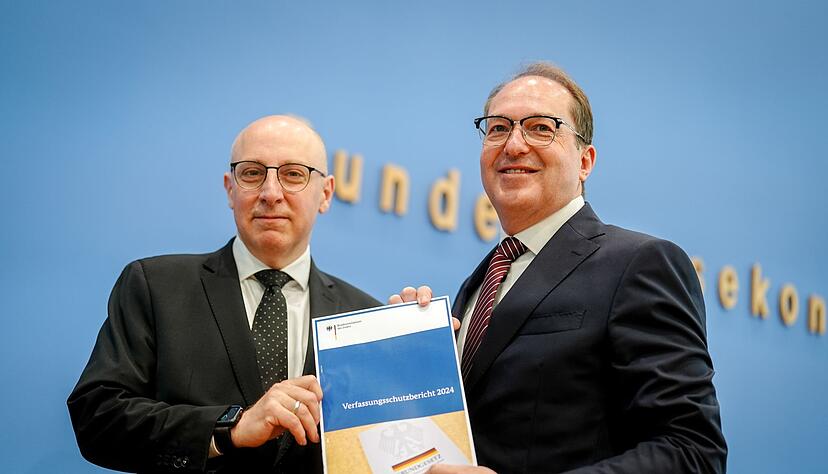 Bundesinnenminister Alexander Dobrindt (CSU) stellt den Jahresbericht zusammen mit BfV-Vizepr&auml;sident Sinan Selen vor.