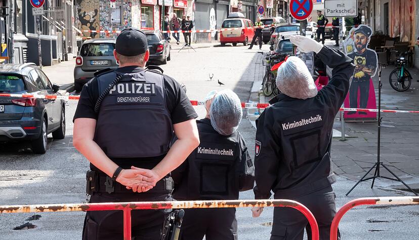 Die Polizei geht nicht davon aus, dass die Tat in Bezug zur Fußball-EM steht. Die Polizei geht nicht davon aus, dass die Tat in Bezug zur Fußball-EM steht.