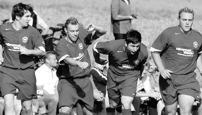 Der FVS Sulzfeld hatte in der Vorrunde der Kreisliga Sinsheim oft Grund zum Jubeln - so wie hier nach einem Tor von Goalgetter Rafael Gebhard (2.v.r.). Die Sulzfelder überwintern an der Tabellenspitze. (Foto: Klaus Krüger)