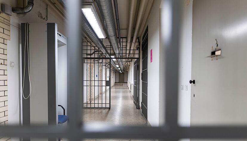 Der 27 Jahre alte Brandstifter hatte ein Feuerzeug in seiner Zelle. (Symbolbild)