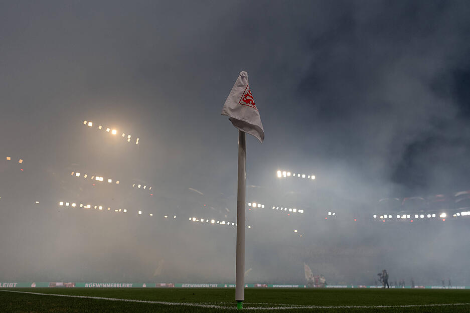 Der Rauch bedeckte das Spielfeld. F&uuml;nf Minuten wurde der Anpfiff verz&ouml;gert. Erst nach acht Spielminuten war die Sicht wieder gut.