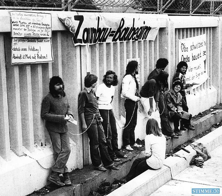 Während Vertreter verschiedener Bürgerinitiativen die zweite Erörterungsrunde  zum Bau des GKN II in Neckarwestheim im August 1982 abbrechen und die Reblandhalle verlassen, kommt es auf dem Baugelände zu gewaltfreiem Protest: Drei Frauen und zwei Männer ketten sich an den Sicherheitszaun des Gemeinschaftskernkraftwerks. Foto HSt-Archiv