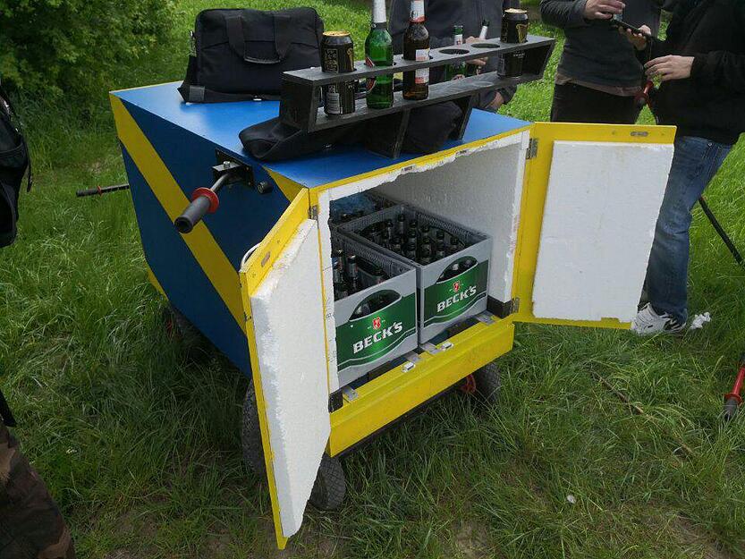 Im Kühlwagen mit Schienensystem ist Platz für bis zu acht Kästen Bier. In einem kleineren Fach lagern andere Getränke und Grillgut. Im Kühlwagen mit Schienensystem ist Platz für bis zu acht Kästen Bier. In einem kleineren Fach lagern andere Getränke und Grillgut.