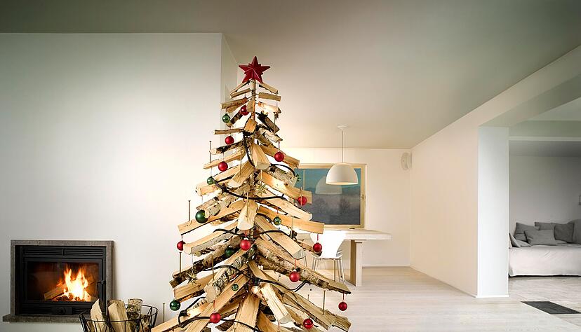 DIY-Variante für Heimwerker - dieser Weihnachtsbaum besteht aus Holzscheiten. DIY-Variante für Heimwerker - dieser Weihnachtsbaum besteht aus Holzscheiten.
