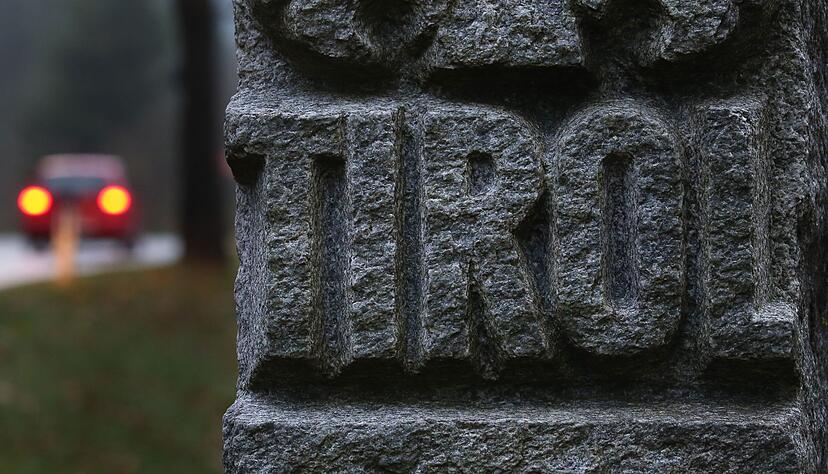 Ein Stein in den das Wort "Tirol" eingemeißelt ist markiert die deutsch-österreichische Grenze bei Füssen (Bayern). Ein Stein in den das Wort "Tirol" eingemeißelt ist markiert die deutsch-österreichische Grenze bei Füssen (Bayern).