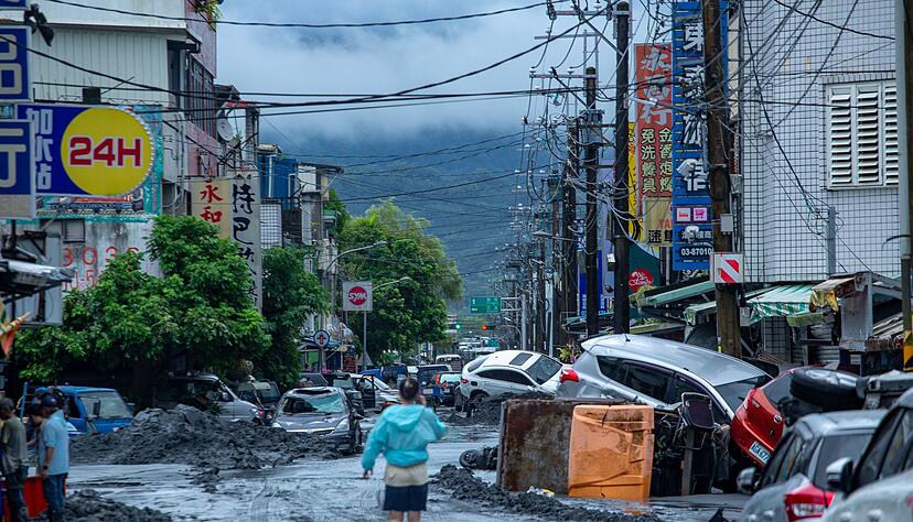 In Taiwan lief ein Staudamm über, was zu schweren Schäden und Todesopfern führte.
