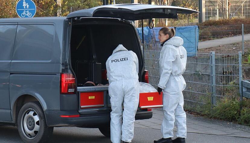 Mitglieder der Spurensicherung der Polizei sind im Einsatz. Nahe dem Bahnhof von Wiesloch im Rhein-Neckar-Kreis ist die Leiche eines Mannes gefunden worden. Mitglieder der Spurensicherung der Polizei sind im Einsatz. Nahe dem Bahnhof von Wiesloch im Rhein-Neckar-Kreis ist die Leiche eines Mannes gefunden worden.