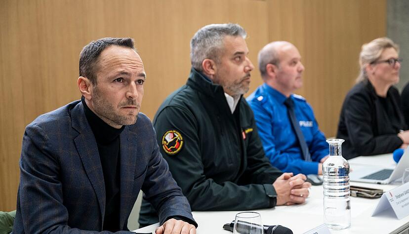 Bei einer Pressekonferenz gaben die Ermittler Details zu dem Feuer bekannt.