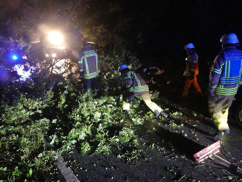 Dort mussten mehrere Autofahrer warten, bis die Einsatzkräfte den Weg hinunter in die Stadt frei räumten.