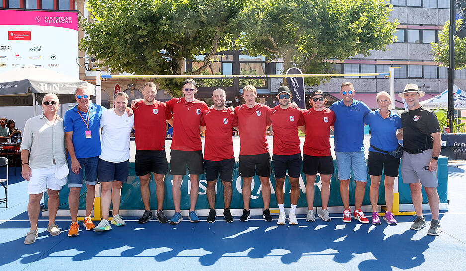 Sondereinheit am Sonntag: Die Eishockey-Profis der Heilbronner Falken mit ihrem Sportlichen Leiter Martin Jiranek (ganz rechts) haben sich im Hochsprung probiert. Von links: Tom Bucher, Thomas Mohn, Andreas Werner, Gunars Skvorcovs, Franz Jokinen, Freddy Cabana, Corey Mapes, Patrick Berger, Calder Anderson, Oliver Blumenstock, Niki Seethaler und Martin Jiranek.