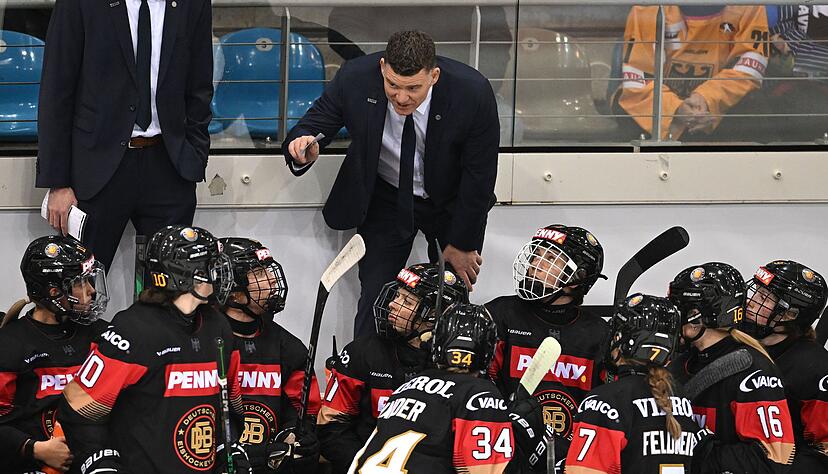 Jeff Macleod bleibt auch in der nacholympischen Saison Bundestrainer der deutschen Eishockey-Frauen. (Archivbild)