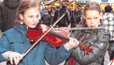 &Uuml;berall Musik: Nicht nur Johanna Halder (l.) und Cosima Fritz musizierten.
