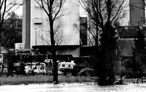 Das Hochwasser vor Weihnachten 1993 trifft auch Eppingen. Beim Lagerhaus steigt der Pegel der Elsenz
Foto: Archiv/Zaiß Das Hochwasser vor Weihnachten 1993 trifft auch Eppingen. Beim Lagerhaus steigt der Pegel der Elsenz
Foto: Archiv/Zaiß