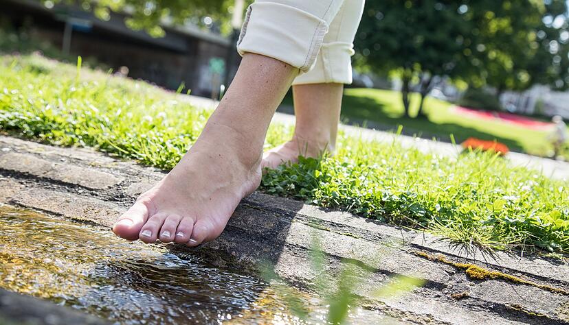 Barfuß unterwegs zu sein, sorgt nicht nur für eine stärkere Fußmuskulatur, sondern schenkt uns auch das gute Gefühl, geerdet zu sein. Barfuß unterwegs zu sein, sorgt nicht nur für eine stärkere Fußmuskulatur, sondern schenkt uns auch das gute Gefühl, geerdet zu sein.