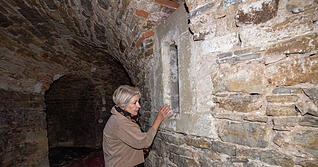 Im Verliesturm der Götzenburg Jagsthausen hat Beate Krieger einen unerklärlichen Windstoß verspürt - verbunden mit einem Zischen. Das Lachen eines Geistes?