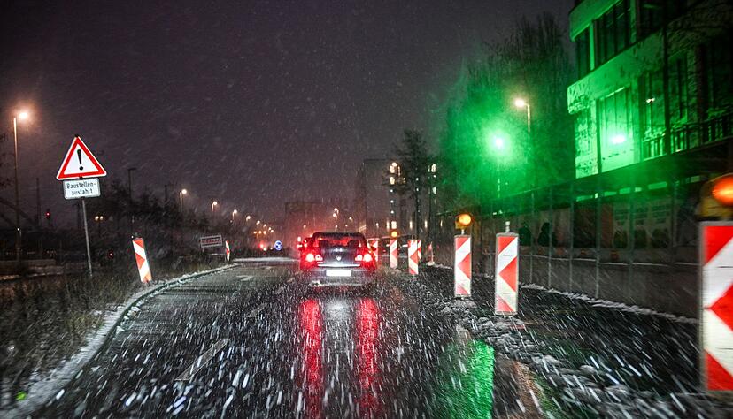 Ob auf der Straße, den Gleisen oder in der Luft: Das Winterwetter bremst den Verkehr in Deutschland aus. Für große Teile des Landes wurden kräftige Schneefälle und Glatteis vorhergesagt. Ob auf der Straße, den Gleisen oder in der Luft: Das Winterwetter bremst den Verkehr in Deutschland aus. Für große Teile des Landes wurden kräftige Schneefälle und Glatteis vorhergesagt.