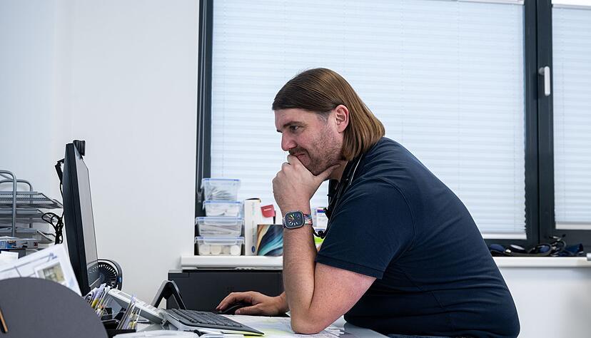 Allgemeinmediziner Jens Lassen beschäftigen aber auch immer wieder die Probleme seines Berufsstands - vom Ärztemangel bis zur Honorarverteilung.