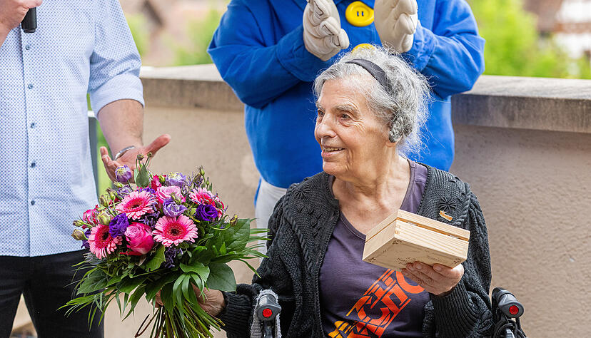 "Karacho-Ursel" Ursula Dees wird für ihre 3333. Fahrt geehrt. "Karacho-Ursel" Ursula Dees wird für ihre 3333. Fahrt geehrt.