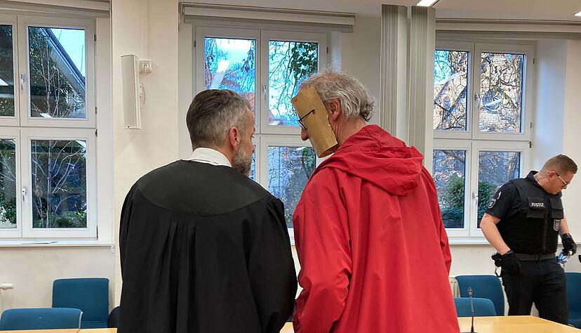 Der 53-jährige Angeklagte trug beim Betreten des Gerichtssaals eine augenscheinlich selbst gebastelte Papp-Maske, die sein Gesicht verdeckte.