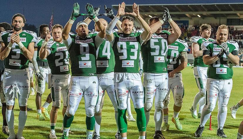 Tim Stadelmayr (Nr. 93) formt seine Hände zu einem "U", das für Unicorns steht. Nach dem Finale will er mit seinen Teamkollegen wieder jubeln.
Foto: Unicorns/M. Löffler Tim Stadelmayr (Nr. 93) formt seine Hände zu einem "U", das für Unicorns steht. Nach dem Finale will er mit seinen Teamkollegen wieder jubeln.
Foto: Unicorns/M. Löffler