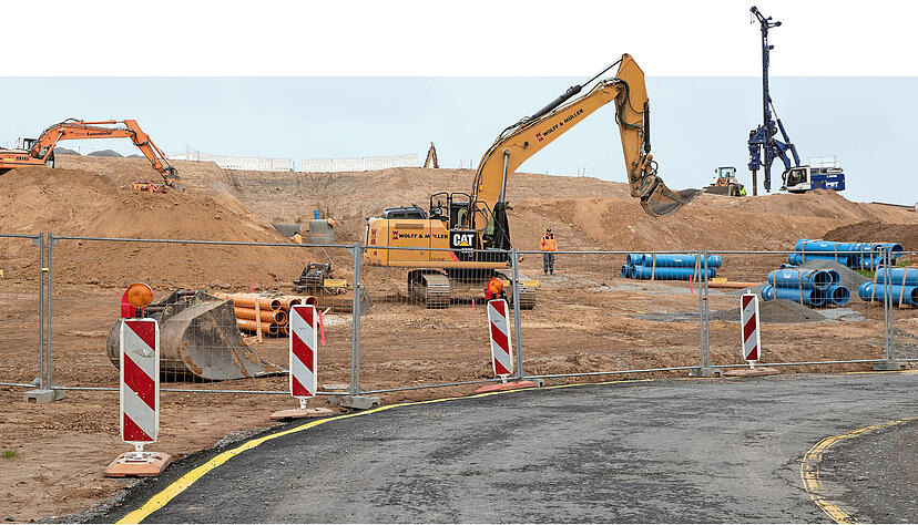 Im Neubaugebiet Hochgelegen in Heilbronn haben die vorbereitenden Arbeiten begonnen. Ab September sollen die ersten Häuser entstehen. 2026 soll das gesamte Quartier fertig sein.
Fotos: Andreas Veigel