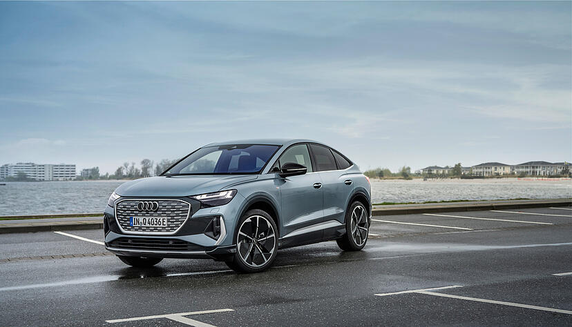 Die windschnittige Form des SUV-Coup&eacute;s Q4 tr&auml;gt ihren Beitrag zur Effizienz bei. Bei vorausschauender Fahrweise sind Werte von 400 Kilometern und mehr m&ouml;glich.