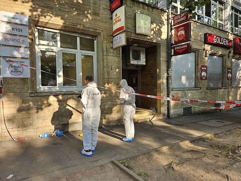 Die Spurensicherung ist auch im weiteren Umfeld im Einsatz,