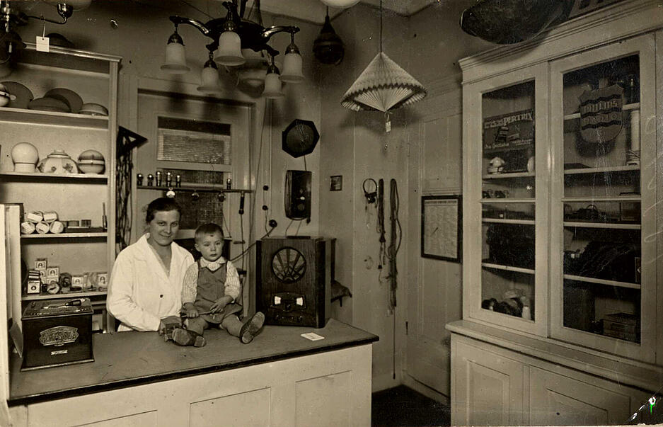 Oma Florentine und Vater Oskar 1933 im Geschäft in der Roßkampffstraße. Oma Florentine und Vater Oskar 1933 im Geschäft in der Roßkampffstraße.