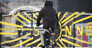 Winter? Na und: Die Fahrt mit dem Rad zur Arbeit lässt sich als Entschleunigungseinheit nutzen. Foto: dpa Winter? Na und: Die Fahrt mit dem Rad zur Arbeit lässt sich als Entschleunigungseinheit nutzen. Foto: dpa