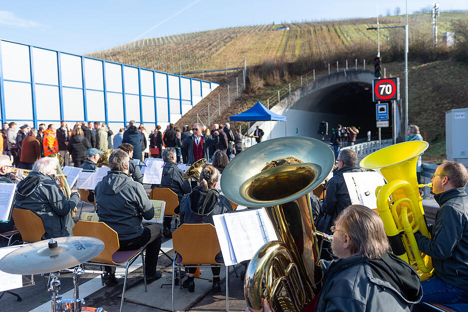 Der modernisierte Schemelsbergtunnel auf der B39 ist nach umfangreicher Sanierung am Donnerstag feierlich eröffnet worden. Der modernisierte Schemelsbergtunnel auf der B39 ist nach umfangreicher Sanierung am Donnerstag feierlich eröffnet worden.