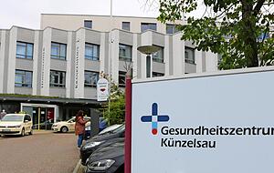 Dienstags und freitags von 18 bis 20 Uhr hat die Impfstation in der Notfallpraxis im ehemaligen Krankenhaus in Künzelsau geöffnet.
Foto: Archiv/Reichert Dienstags und freitags von 18 bis 20 Uhr hat die Impfstation in der Notfallpraxis im ehemaligen Krankenhaus in Künzelsau geöffnet.
Foto: Archiv/Reichert