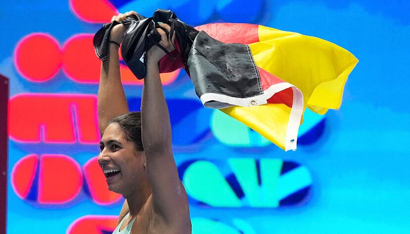 Anna Elendt feiert mit der deutschen Fahne.