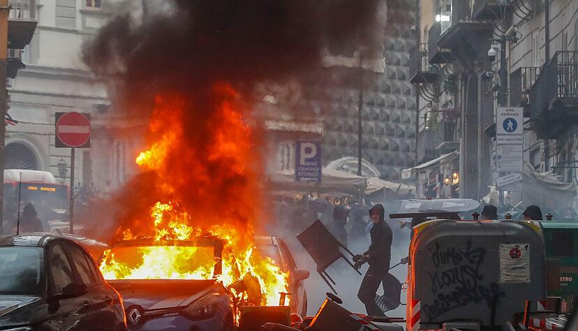 Vor mehr als zweieinhalb Jahren kam es vor dem Duell zwischen Neapel und Frankfurt zu heftigen Krawallen. (Archivbild)