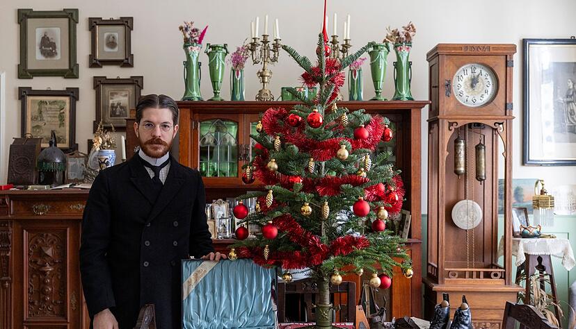 Valerio Bonanno hat ein Weihnachtszimmer um 1900 nachgestellt. Der Baum war damals meist wesentlich kleiner als heute und stand auf dem Tisch. Valerio Bonanno hat ein Weihnachtszimmer um 1900 nachgestellt. Der Baum war damals meist wesentlich kleiner als heute und stand auf dem Tisch.