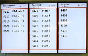Wer das Foyer des Landratsamts betritt, zieht eine Marke und wartet, bis er &uuml;ber die Bildschirme aufgerufen wird. Die Wartezone wurde vergr&ouml;&szlig;ert.