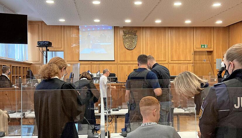 Zwei Angeklagte, drei Verteidigerinnen − im großen Strafkammersaal ist es zu Prozessbeginn voll. Vor der 8. Großen Strafkammer müssen sich zwei junge Hohenloher wegen schwunghaften Drogenhandels verantworten. Zwei Angeklagte, drei Verteidigerinnen − im großen Strafkammersaal ist es zu Prozessbeginn voll. Vor der 8. Großen Strafkammer müssen sich zwei junge Hohenloher wegen schwunghaften Drogenhandels verantworten.