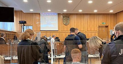 Zwei Angeklagte, drei Verteidigerinnen &minus; im gro&szlig;en Strafkammersaal ist es zu Prozessbeginn voll. Vor der 8. Gro&szlig;en Strafkammer m&uuml;ssen sich zwei junge Hohenloher wegen schwunghaften Drogenhandels verantworten.
Foto: Tscherwitschke