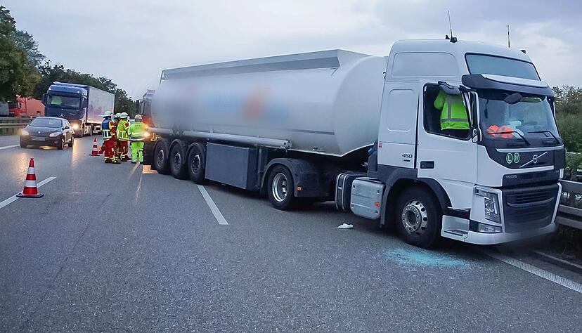 Unfall auf der A81: Die Einsatzkräfte konnten den bewusstlosen Lkw-Fahrer zügig aus der Fahrerkabine bergen. Unfall auf der A81: Die Einsatzkräfte konnten den bewusstlosen Lkw-Fahrer zügig aus der Fahrerkabine bergen.
