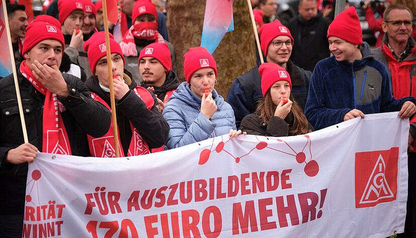 Vor dem Telefunkenpark in Heilbronn machten sich auch Auszubildende und duale Studenten, unter anderem aus den Betrieben AIM, Azur Space, Hitachi und Vishay, für mehr Lohn und Gehalt stark. Vor dem Telefunkenpark in Heilbronn machten sich auch Auszubildende und duale Studenten, unter anderem aus den Betrieben AIM, Azur Space, Hitachi und Vishay, für mehr Lohn und Gehalt stark.