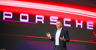 Oliver Blume, Vorstandsvorsitzender von Porsche, spricht während der Bilanzpressekonferenz des Unternehmens im Werk Leipzig. (zu dpa: «Warum Porsche wieder mehr auf Verbrenner setzt») +++ dpa-Bildfunk +++