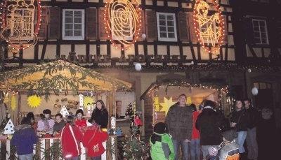 Budenzauber vor Fachwerkfassade: Nicht nur die kulinarischen Angebote aus dem Ausland lockten die Besucher in diesem Jahr nach Neuenstadt.Foto: Waltraud Langer