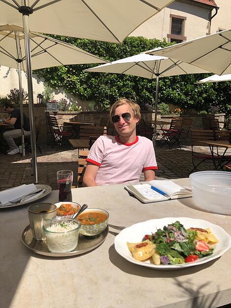 Im Zinsers Fl&auml;mmle in Neipperg  wird Mittag gegessen.